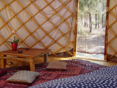 Para um fim-de-semana ou para mais tempo, arrendamento de casas e yurt, com ou sem meia pensão.