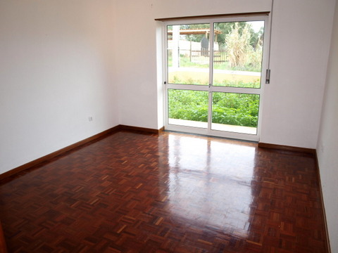 Moradia T3 com vista para a Serra dos Candeeiros. No R/chão tem jardim. Cozinha semi-equipada, marqu