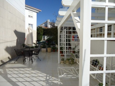 Costa de Prata Apartamento T4 em Avenal, próximo do Parque D. Carlos 1º. Cozinha equipada, despensa,