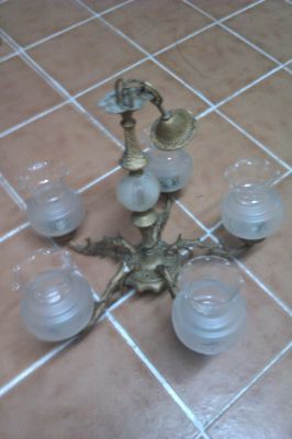 quarto composto por cama cómoda e mesa cabeceira