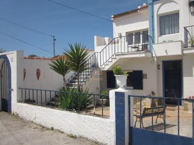 Moradia T3 com 2 apartamentos, T1 e T2, garagem, jardim e terreno