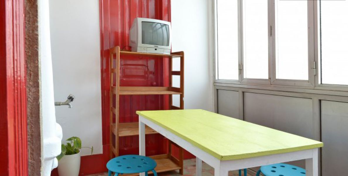 Quarto com Cama de Casal e Frigorifico nos Anjos/Picoas com despesas