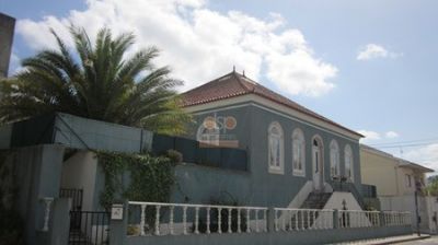 Moradia T4 com piscina de estilo senhorial, Caldas da Rainha 