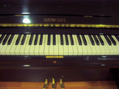 Piano Vertical alemão Gustav Lutz
