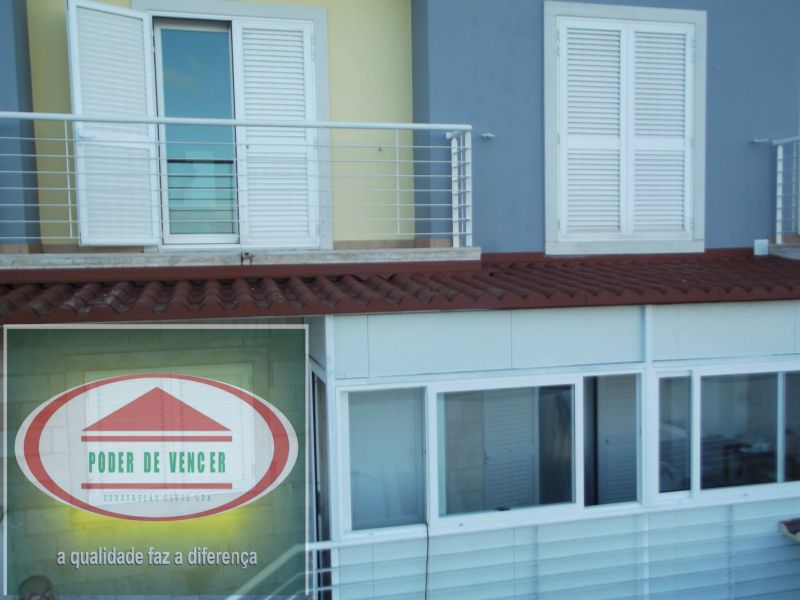 Claraboia ,Caixilharias ,Chão flutuantes,Caixilharias,Tecto,Divisórias,Pinturas ,Pergulas,Casa de Bn