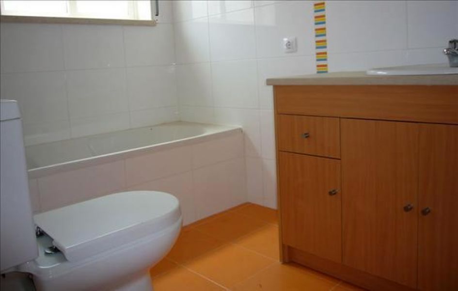 Moradia Geminada com 4 assoalhadas,numa aldeia a 12 minutos da praia. Área bruta 145 m², Garagem, sa