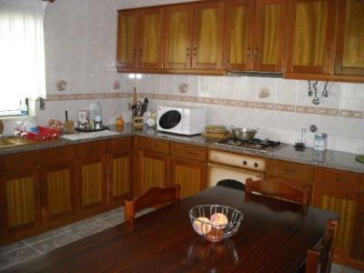 Excelente moradia individual T3, aquecimento, quintal, churrasqueira, garagem, jardim. Monte Real