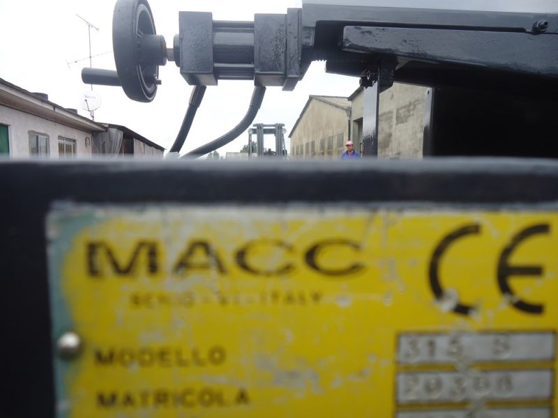 Serrote de Fita Mecanico Usado com Descida Automatica e Aperto hidraulico - 4250€