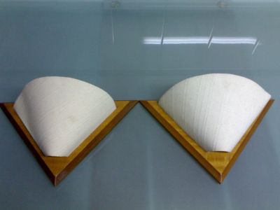 Vendo conjunto de 2 apliques em madeira e tecido