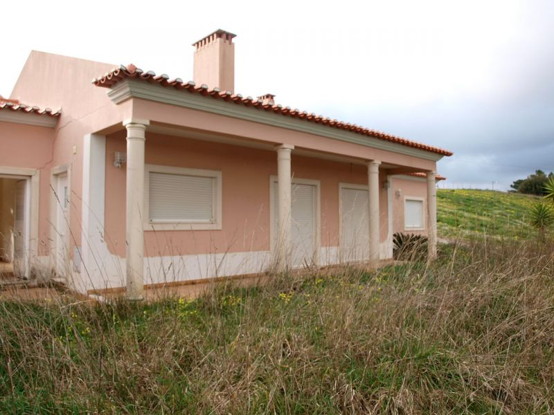 Moradia T3 com 186m² de área, inserida em lote de 978m². sala com lareira, cozinha com despensa, 2 q