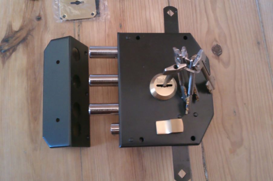 Fechadura de alta segurança, e de 2 trancas Teicocil Nova