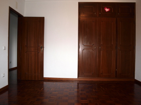 Moradia T3 com vista para a Serra dos Candeeiros. No R/chão tem jardim. Cozinha semi-equipada, marqu