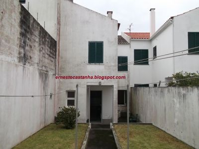 Moradia T2 , Bem localizado , perto das escolas e Universidade 