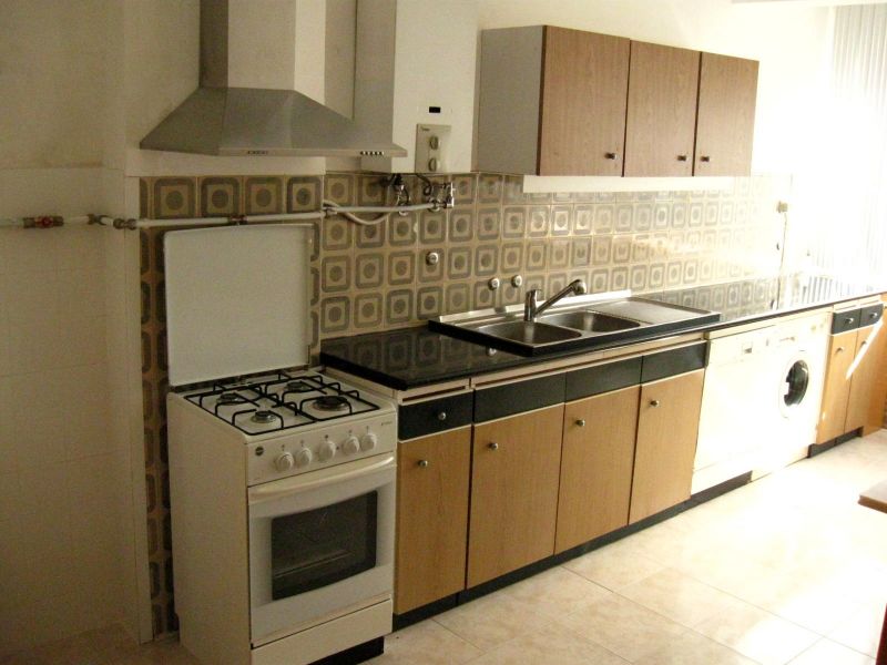 Apartamento com 3 assoalhas situado numa praceta próximo da Fonte Luminosa. Com boas áreas, tem cozi