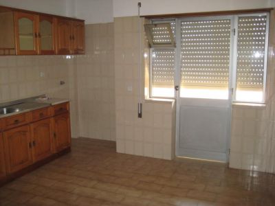  T2 com grandes áreas, lareira, garagem e arrecadação, na Quinta do Bispo. - Leiria