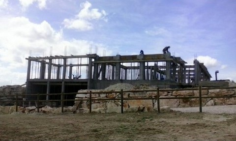 A 45 minutos de Lisboa e 4 km da A1 em Santarém, implantada num terreno com 17.000 m², uma moradia e