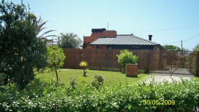 Alugo casa de madeira frente a praia barata