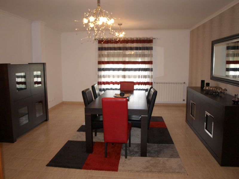 Moradia em banda a 1500 metros da cidade  - No r/chão tem: - Sala de refeições  - Cozinha equipada -