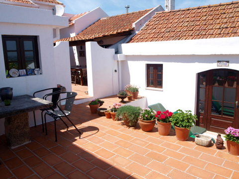 Moradia na Costa de Prata. Recuperada em 2008 uma parte e outra em 2014, mantendo o estilo rústico. 