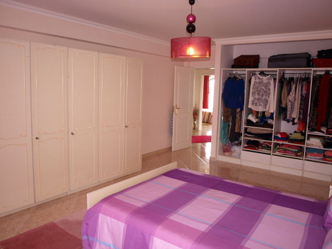 Moradia T4 a poucos metros do centro da Cidade.  No R/chão tem Jardim, sala com recuperador de calor