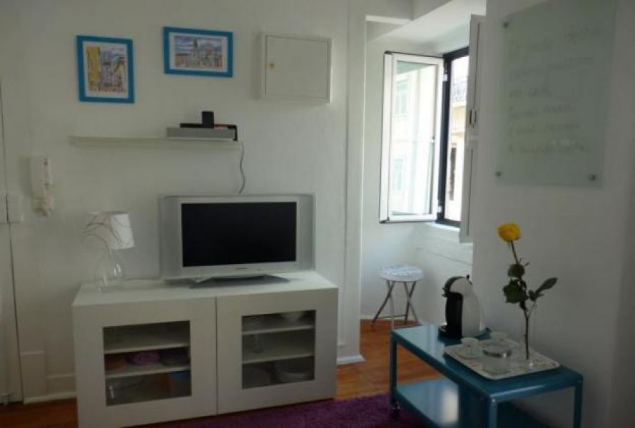 Estúdio decorado de forma moderna, com varanda