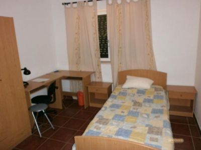 Aluga se quarto tipo T0 em moradia  frente à Universidade do Algarve - Gambelas - Faro 