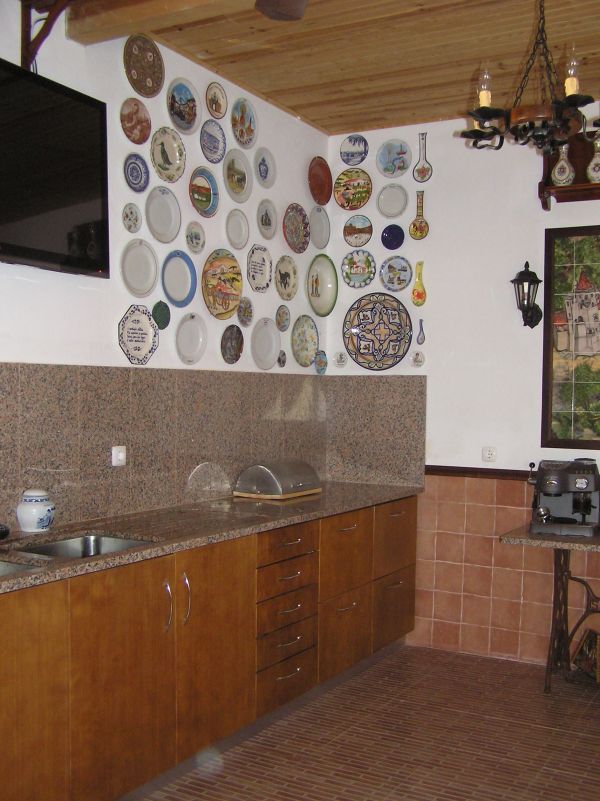 Moradia terrea com sala de leitura em vidro no meio do campo