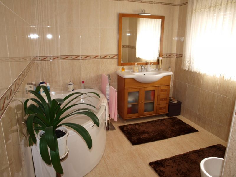 Moradia isolada com cozinha, e sala de refeições em comum, 1 Wc, sala de estar e garagem na cave 