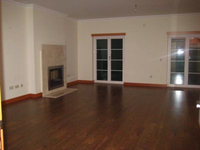 Moradia T4 nova, com 240m2, aquecimento, logradouro, garagem 3 carros