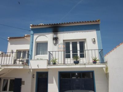 Moradia T3 com 2 apartamentos, T1 e T2, garagem, jardim e terreno