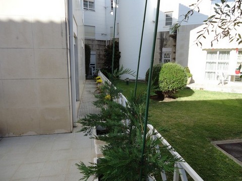 Costa de Prata Apartamento T4 em Avenal, próximo do Parque D. Carlos 1º. Cozinha equipada, despensa,