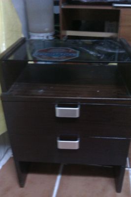 quarto composto por cama cómoda e mesa cabeceira