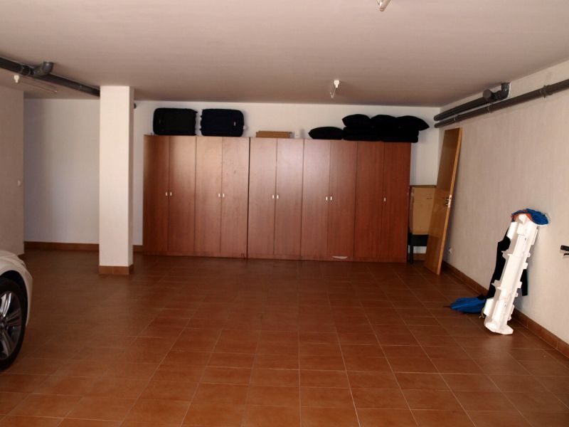 Moradia em banda a 1500 metros da cidade  - No r/chão tem: - Sala de refeições  - Cozinha equipada -