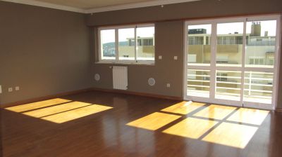 Apartamento T2 c/garagem, aquecimento central e cozinha equipada