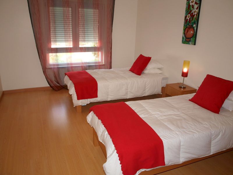 Apartamento T1, a poucos metros da praia do Baleal. Mobilado e equipado para arrendamento ao Ano. Te