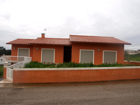 Moradia T3 com vista para a Serra dos Candeeiros. No R/chão tem jardim. Cozinha semi-equipada, marqu