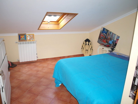 Apartamento com 5 assoalhadas duplex, em S. Martinho. Com sala e cozinha em comum, wc no 1º piso,  a