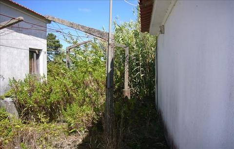 Moradia situada numa aldeia rural, com 3 quartos, 1 sala, 2 wcs  e terreno de 1210 m², a precisar de