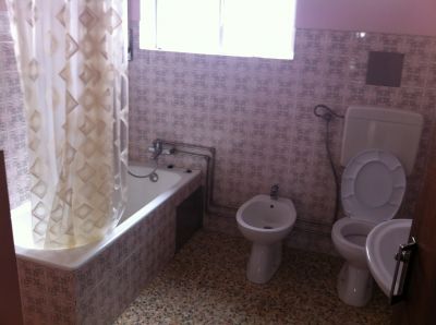 Meia moradia em bom local