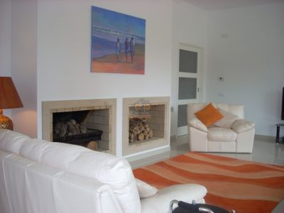 Moradia moderna com 10.600m2 de terreno na zona de Alcobaça