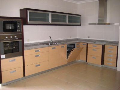 Moradia T4 nova, com 240m2, aquecimento, logradouro, garagem 3 carros