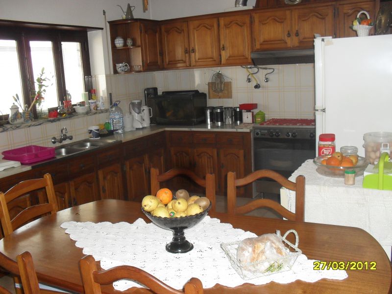 Moradia com áreas amplas e com quintal de frutas