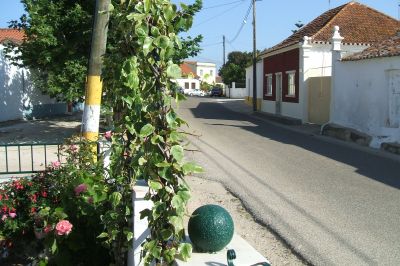 MOADIA NO CENTRO DE ALDEIA