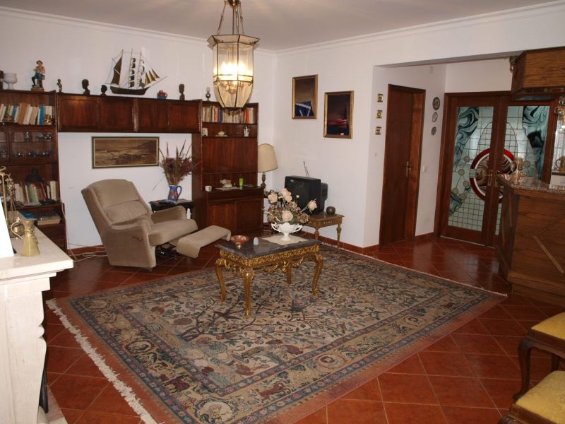 Costa de Prata moradia em banda T3 em Alfeizerão, com Garagem fechada na cave, no r/chão tem sala co