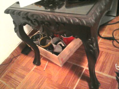 vendo mesinha antiga toda trabalhada á mao em optimo estado