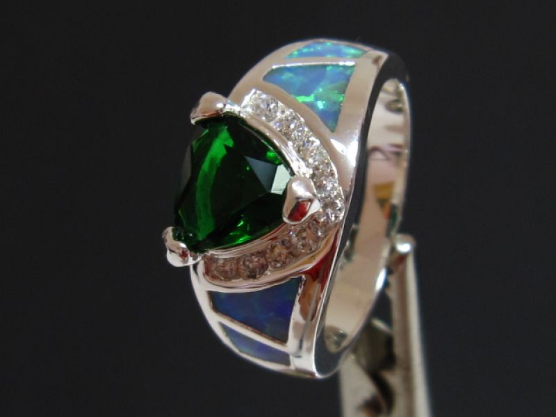 Anel de prata laminada com esmeralda e opalas