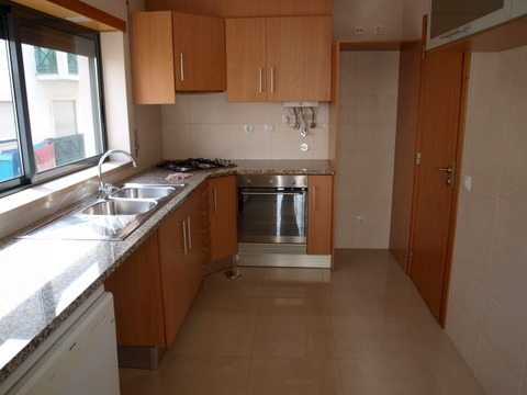 Apartamento T2 semi-novo, ao nivel do 1º piso, no centro da cidade. Cozinha equipada. 2 quartos com 