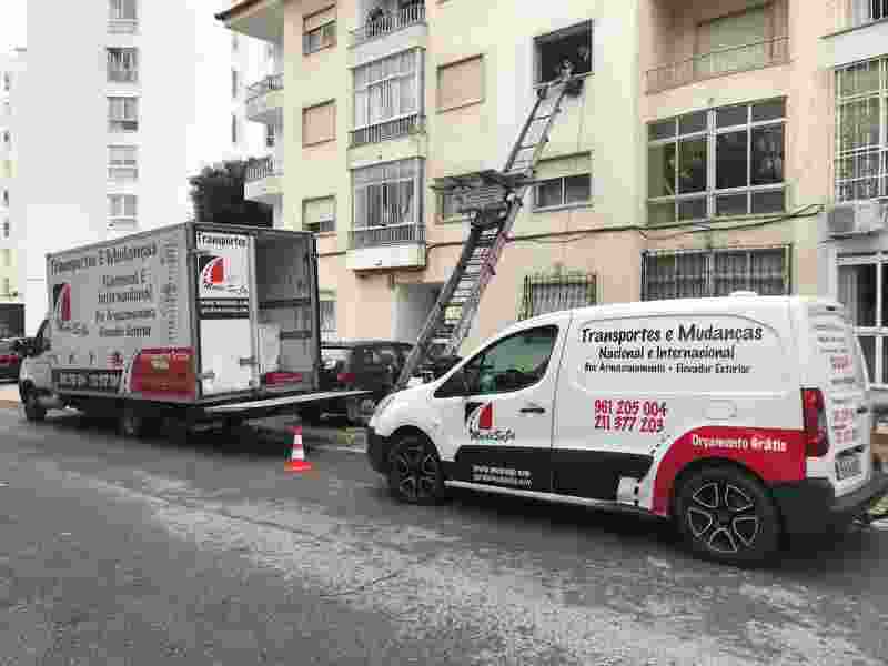 Transportes e Mudanças / Elevador Exterior / Grua Elevatória / Plataforma