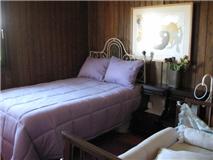 Alugo casa de madeira frente a praia barata