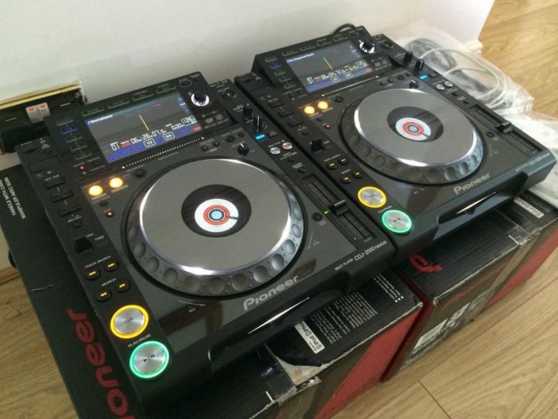  2 x PIONEER CDJ-2000 Nexus e 1 x DJM-2000 DJ Mixer Nexus por apenas 2400 euros